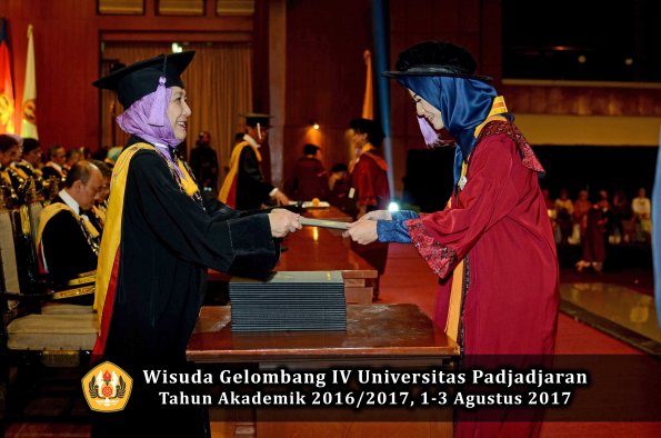 Wisuda Unpad Gel IV TA 2016_2017 Fakultas KEDOKTERAN oleh  Dekan 061