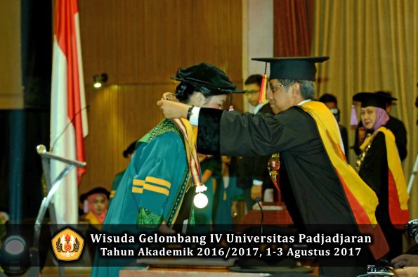 Wisuda Unpad Gel IV TA 2016_2017 Fakultas KEDOKTERAN oleh  Rektor 004