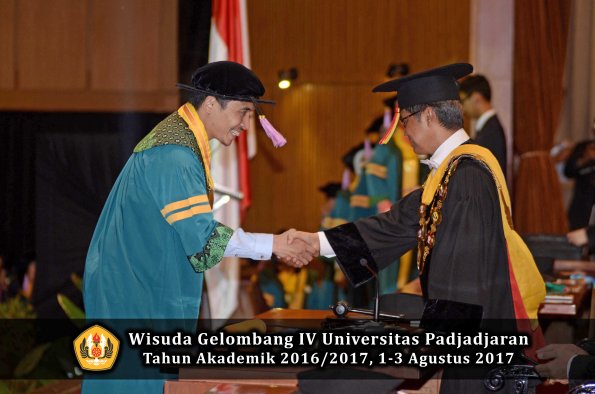 Wisuda Unpad Gel IV TA 2016_2017 Fakultas KEDOKTERAN oleh  Rektor 010
