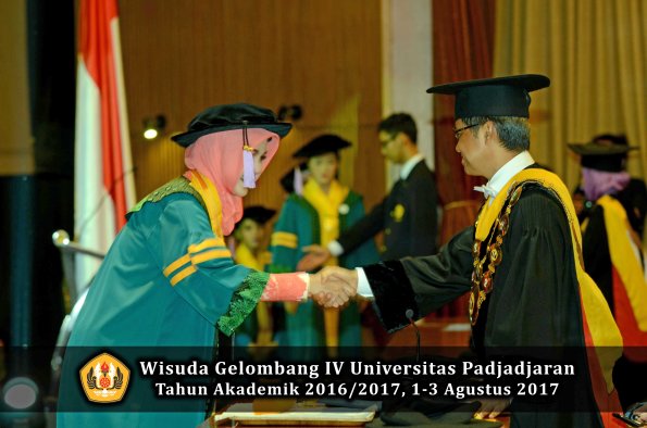 Wisuda Unpad Gel IV TA 2016_2017 Fakultas KEDOKTERAN oleh  Rektor 011