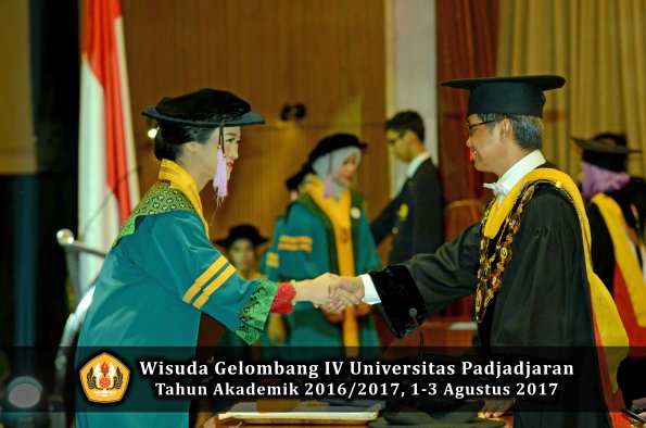 Wisuda Unpad Gel IV TA 2016_2017 Fakultas KEDOKTERAN oleh  Rektor 012