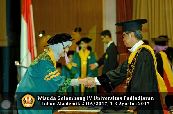 Wisuda Unpad Gel IV TA 2016_2017 Fakultas KEDOKTERAN oleh  Rektor 013