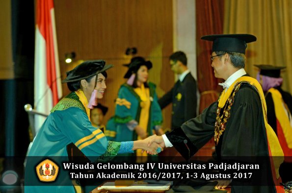 Wisuda Unpad Gel IV TA 2016_2017 Fakultas KEDOKTERAN oleh  Rektor 014