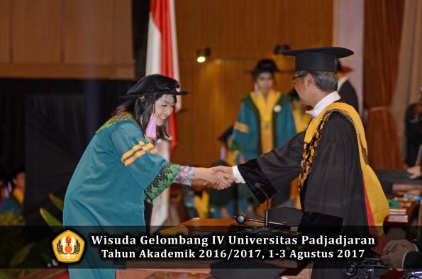 Wisuda Unpad Gel IV TA 2016_2017 Fakultas KEDOKTERAN oleh  Rektor 015
