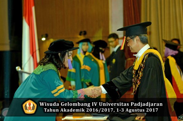 Wisuda Unpad Gel IV TA 2016_2017 Fakultas KEDOKTERAN oleh  Rektor 027