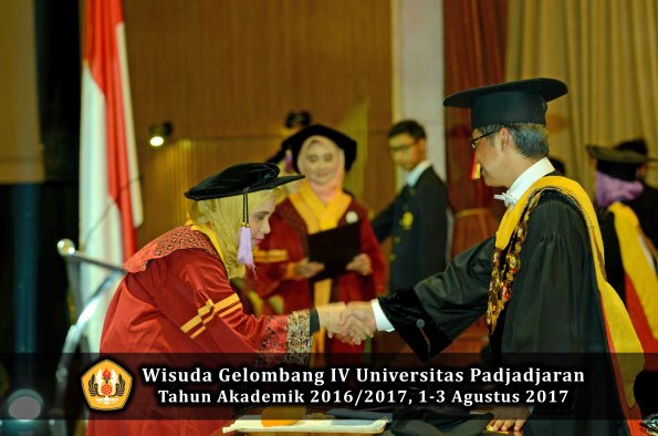 Wisuda Unpad Gel IV TA 2016_2017 Fakultas KEDOKTERAN oleh  Rektor 030