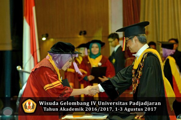 Wisuda Unpad Gel IV TA 2016_2017 Fakultas KEDOKTERAN oleh  Rektor 045