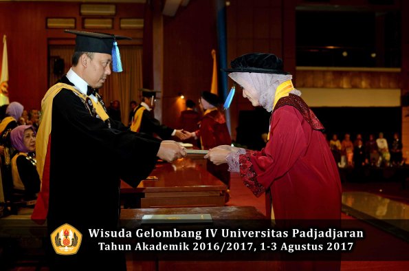 Wisuda Unpad Gel IV TA 2016_2017 Fakultas PETERNAKAN oleh Dekan 071