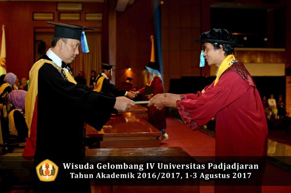 Wisuda Unpad Gel IV TA 2016_2017 Fakultas PETERNAKAN oleh Dekan 073