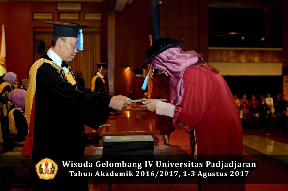 Wisuda Unpad Gel IV TA 2016_2017 Fakultas PETERNAKAN oleh Dekan 082