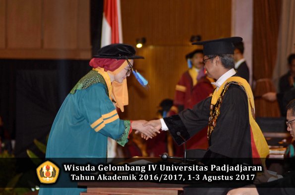 Wisuda Unpad Gel IV TA 2016_2017 Fakultas PETERNAKAN oleh Dekan 012