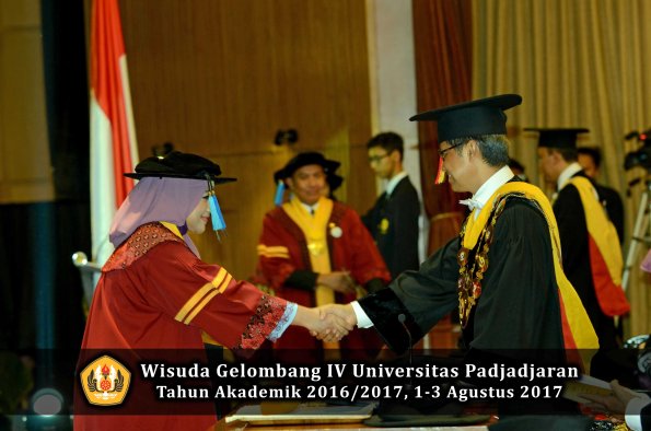 Wisuda Unpad Gel IV TA 2016_2017 Fakultas PETERNAKAN oleh Dekan 013