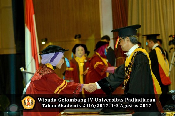 Wisuda Unpad Gel IV TA 2016_2017 Fakultas PETERNAKAN oleh Dekan 030
