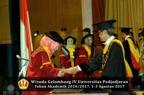 Wisuda Unpad Gel IV TA 2016_2017 Fakultas PETERNAKAN oleh Dekan 053