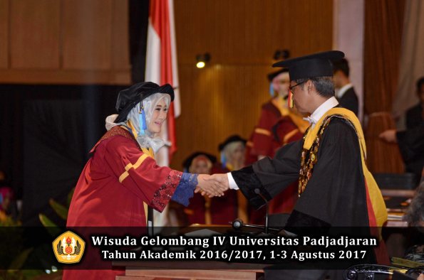 Wisuda Unpad Gel IV TA 2016_2017 Fakultas PETERNAKAN oleh Dekan 055
