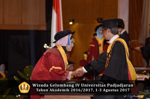 Wisuda Unpad Gel IV TA 2016_2017 Fakultas PETERNAKAN oleh Dekan 072