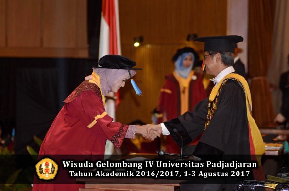 Wisuda Unpad Gel IV TA 2016_2017 Fakultas PETERNAKAN oleh Dekan 073