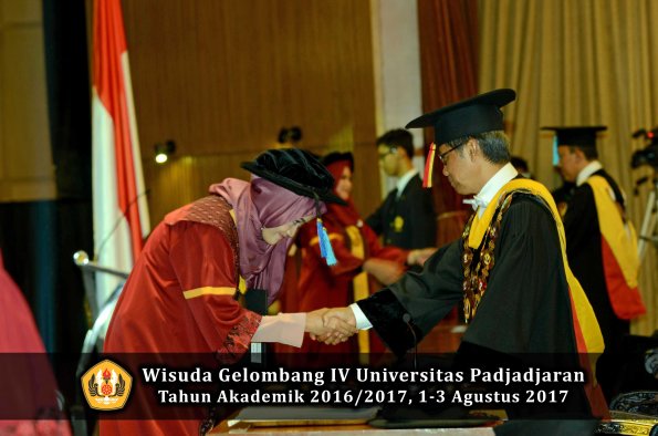 Wisuda Unpad Gel IV TA 2016_2017 Fakultas PETERNAKAN oleh Dekan 084