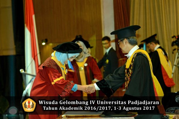 Wisuda Unpad Gel IV TA 2016_2017 Fakultas PETERNAKAN oleh Dekan 102