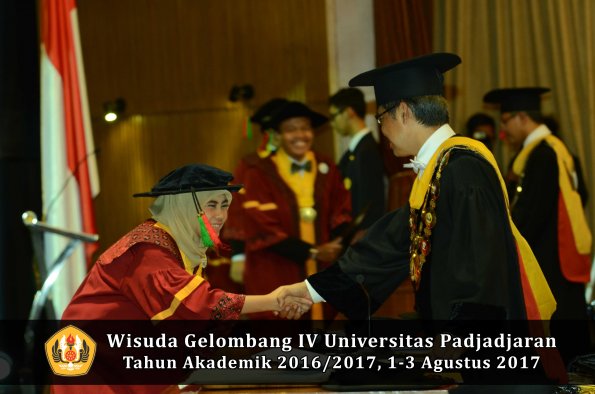 Wisuda Unpad Gel IV TA 2016_2017 Fakultas TEKNOLOGI INDUSTRI PERTANIAN oleh  Rektor 003