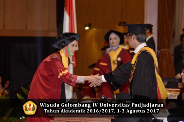 Wisuda Unpad Gel IV TA 2016_2017 Fakultas TEKNOLOGI INDUSTRI PERTANIAN oleh  Rektor 012