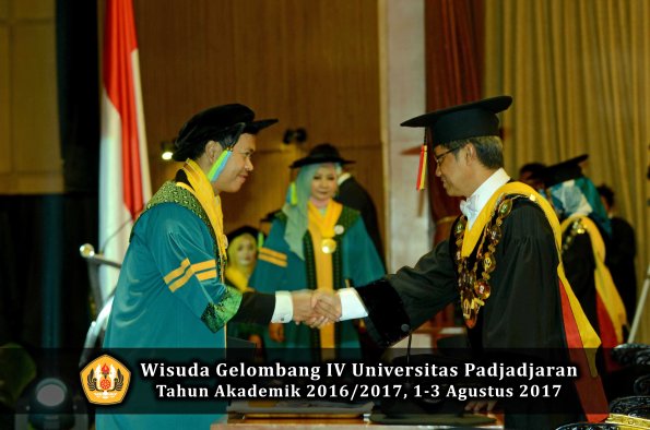 Wisuda Unpad Gel IV TA 2016_2017 Fakultas FARMASI oleh Rektor 004