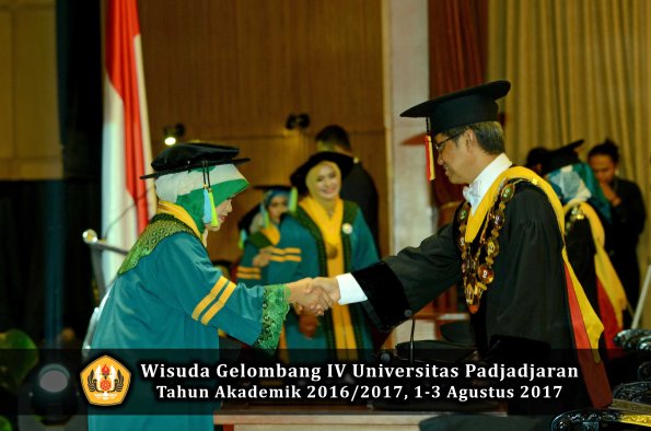 Wisuda Unpad Gel IV TA 2016_2017 Fakultas FARMASI oleh Rektor 006