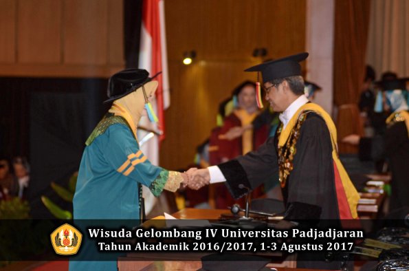 Wisuda Unpad Gel IV TA 2016_2017 Fakultas FARMASI oleh Rektor 007