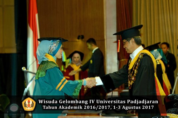 Wisuda Unpad Gel IV TA 2016_2017 Fakultas FARMASI oleh Rektor 008