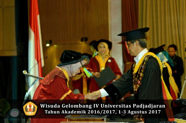 Wisuda Unpad Gel IV TA 2016_2017 Fakultas FARMASI oleh Rektor 009