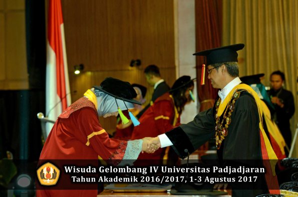 Wisuda Unpad Gel IV TA 2016_2017 Fakultas FARMASI oleh Rektor 011