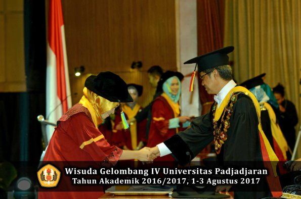 Wisuda Unpad Gel IV TA 2016_2017 Fakultas FARMASI oleh Rektor 019