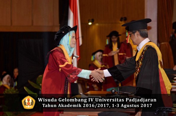 Wisuda Unpad Gel IV TA 2016_2017 Fakultas FARMASI oleh Rektor 020