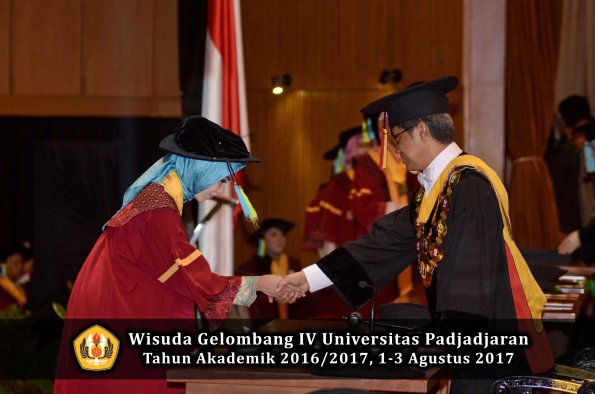 Wisuda Unpad Gel IV TA 2016_2017 Fakultas FARMASI oleh Rektor 023
