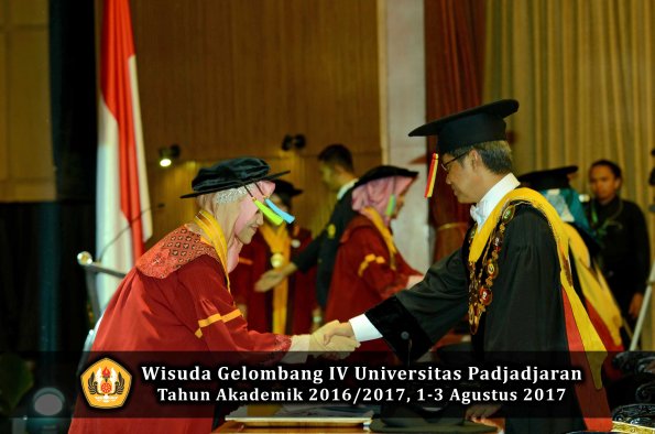 Wisuda Unpad Gel IV TA 2016_2017 Fakultas FARMASI oleh Rektor 024