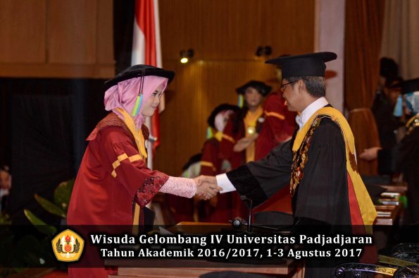 Wisuda Unpad Gel IV TA 2016_2017 Fakultas FARMASI oleh Rektor 025