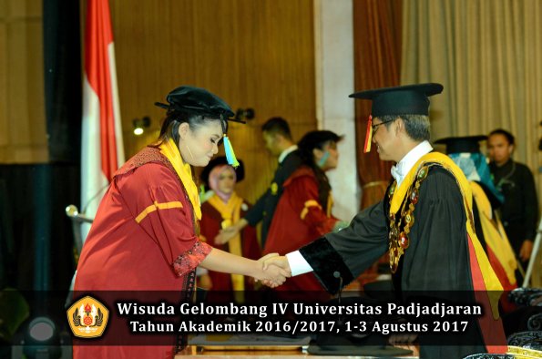 Wisuda Unpad Gel IV TA 2016_2017 Fakultas FARMASI oleh Rektor 026