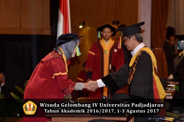 Wisuda Unpad Gel IV TA 2016_2017 Fakultas FARMASI oleh Rektor 030