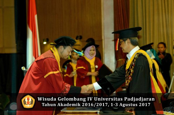 Wisuda Unpad Gel IV TA 2016_2017 Fakultas FARMASI oleh Rektor 031