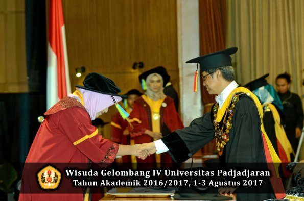 Wisuda Unpad Gel IV TA 2016_2017 Fakultas FARMASI oleh Rektor 032