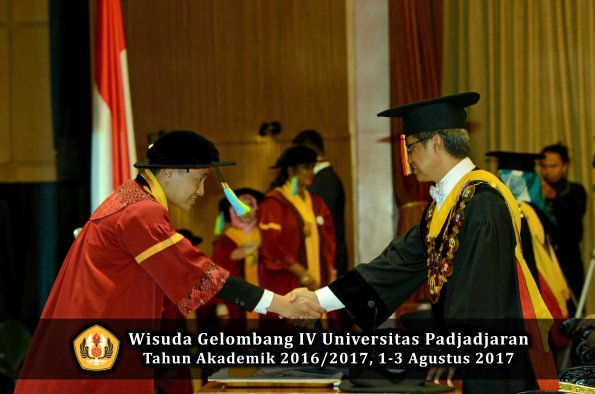 Wisuda Unpad Gel IV TA 2016_2017 Fakultas FARMASI oleh Rektor 034