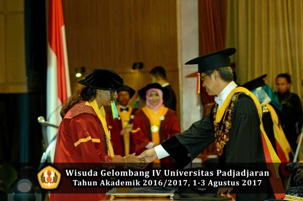 Wisuda Unpad Gel IV TA 2016_2017 Fakultas FARMASI oleh Rektor 035