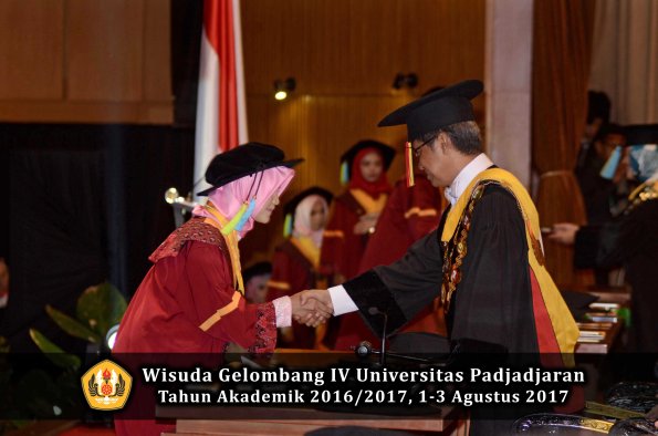 Wisuda Unpad Gel IV TA 2016_2017 Fakultas FARMASI oleh Rektor 036