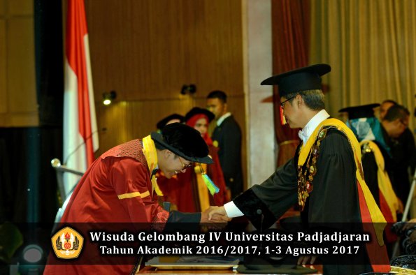 Wisuda Unpad Gel IV TA 2016_2017 Fakultas FARMASI oleh Rektor 037