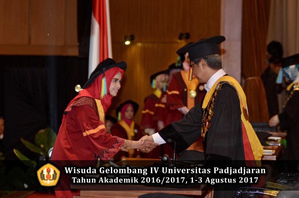 Wisuda Unpad Gel IV TA 2016_2017 Fakultas FARMASI oleh Rektor 038