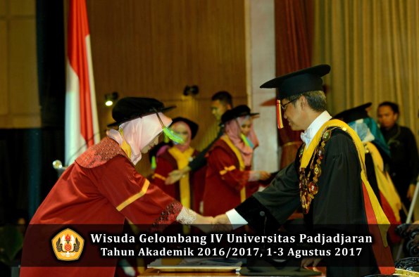 Wisuda Unpad Gel IV TA 2016_2017 Fakultas FARMASI oleh Rektor 039