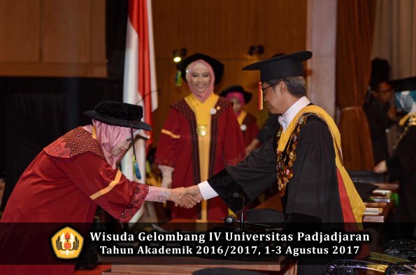 Wisuda Unpad Gel IV TA 2016_2017 Fakultas FARMASI oleh Rektor 040