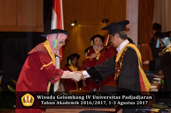 Wisuda Unpad Gel IV TA 2016_2017 Fakultas FARMASI oleh Rektor 041