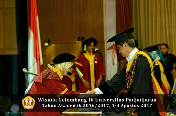 Wisuda Unpad Gel IV TA 2016_2017 Fakultas FARMASI oleh Rektor 044