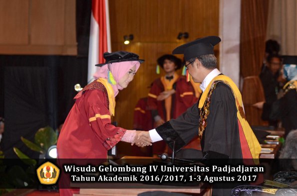 Wisuda Unpad Gel IV TA 2016_2017 Fakultas FARMASI oleh Rektor 048